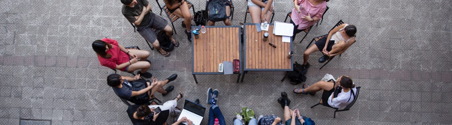 personas sentadas alrededor de una mesa