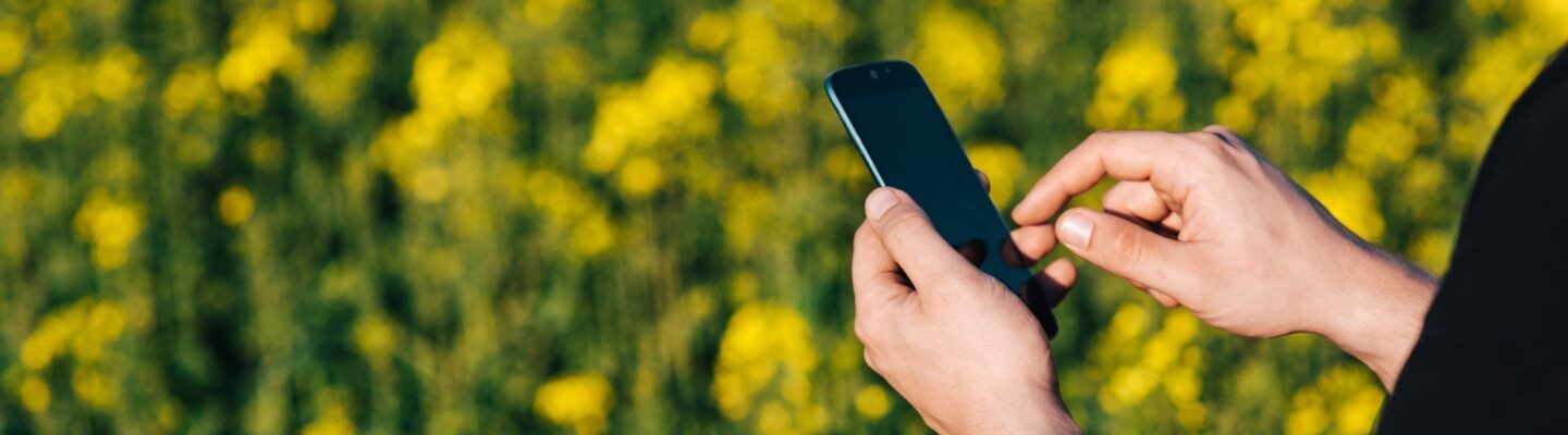 Mano sosteniendo un celular